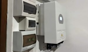 Invertor solar montat pe perete cu mai multe cutii de distribuție electrică